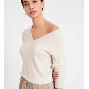 Banana Republic v neck Marino responsible wool Cream Sweater